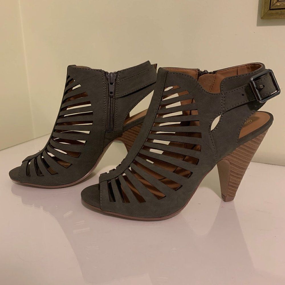 Streetwear Society faux suede gladiator inspired multi strap shoe, NWOT, sz 8
